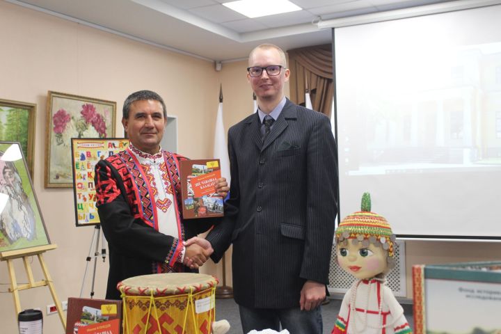 Санкт-Петербург чăвашӗсем Максим Кузнецовăн кӗнекипе паллашрӗç