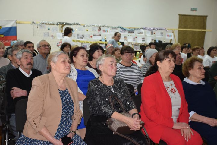 «Пирӗн ывăлсене сума сунăшăн тав», – терӗç салтаксен ашшӗ-амăшӗсем Аксу районӗнче иртнӗ кӗнеке хăтлавӗнче