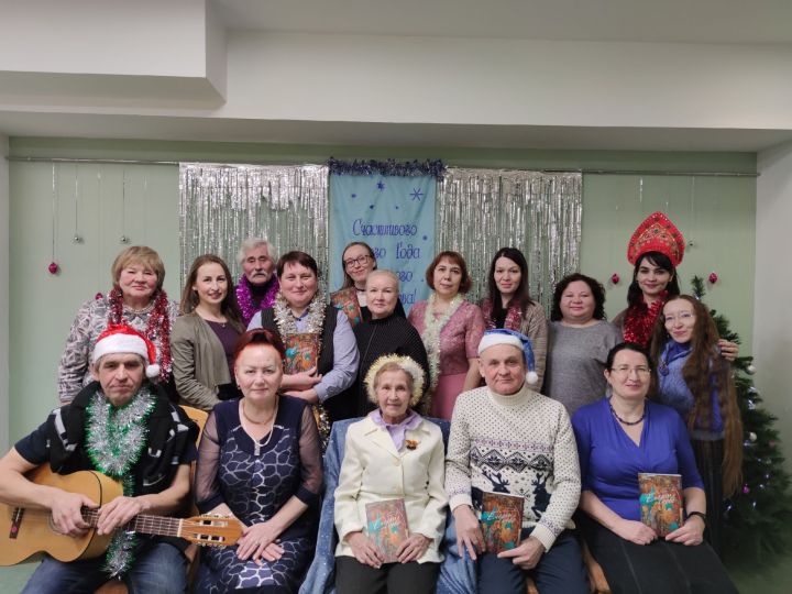 Çӗнӗ çул умӗн «Варкăш» литература клубӗнче Нина Артемьеван çӗнӗ кӗнекин хăтлавӗ иртрӗ