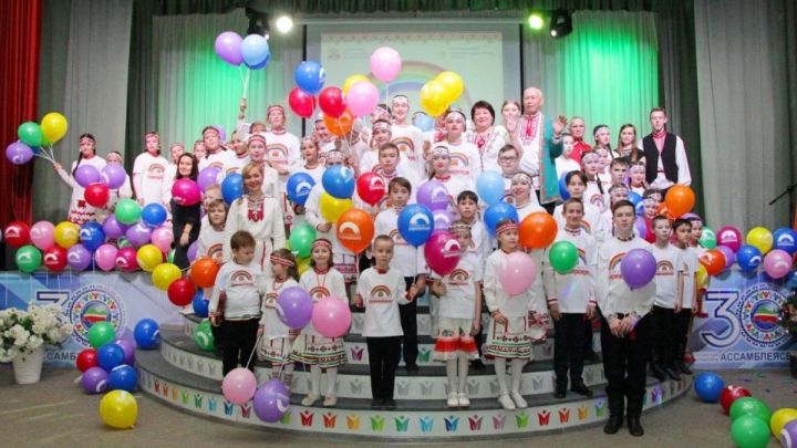 Мари ташши-юррине ачасене вӗрентессишӗн