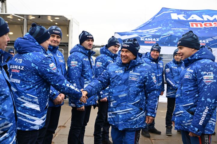 Рустам Минниханов «КАМАЗ-мастер» команда спортсменӗсемпе тӗл пулнă