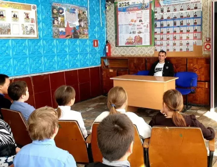 Шкул ачисем ятарлӑ çар операцине хутшӑнаканпа тӗл пулнă