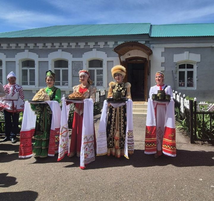 Константин Ивановӑн ҫуралнӑ ялне килсе ӑна пуҫ таяс текенсем йышлӑ пулчӗҫ