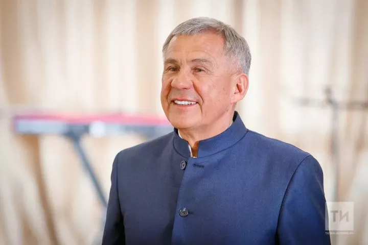 Тутарстан республикин Раисӗ Р.Н. Минниханов Раҫҫей кунӗпе саламлани