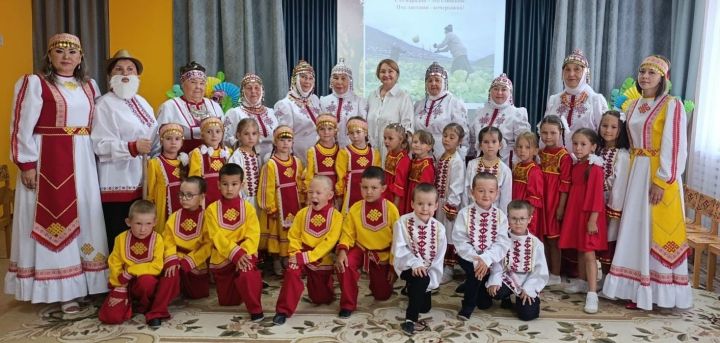 Пăвара ачасем чăвашла калаçаççӗ