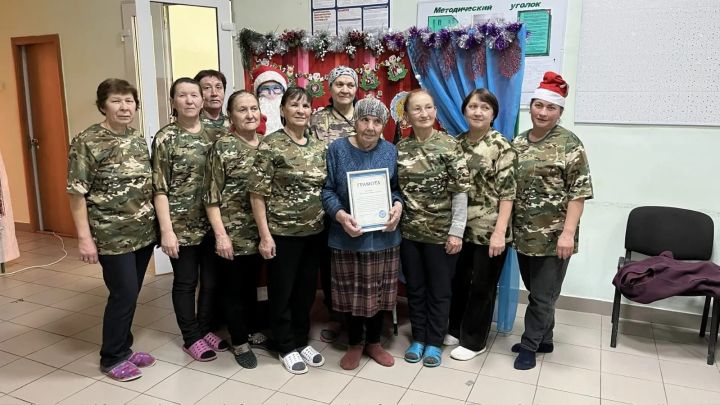 Аксусем Емелькинӑпа Ҫӗмӗртлӗ волонтерӗсене Тав хучӗпе чысланӑ