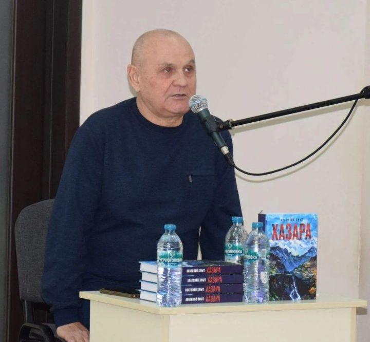 «Хазара» роман – Анатолий Хмытăн пысăк ӗçӗ