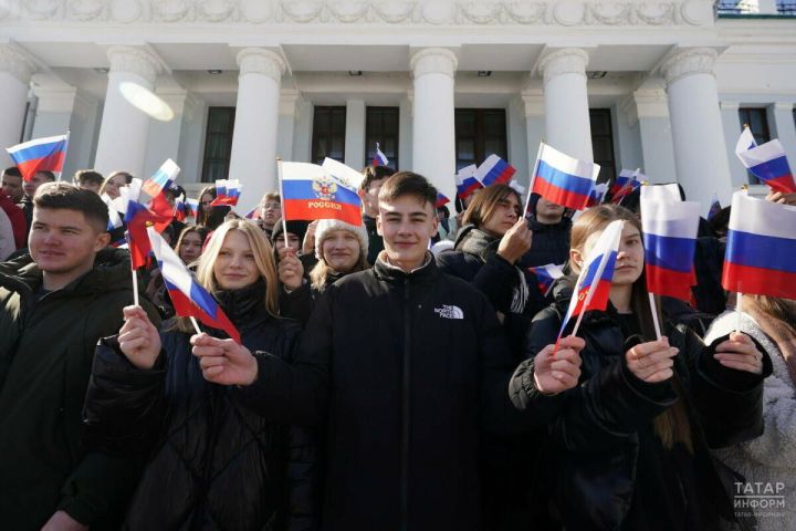 ТР Раисӗ Рустам Минниханов Крым Республикинче пурăнакансене историлле кунпа саламланă