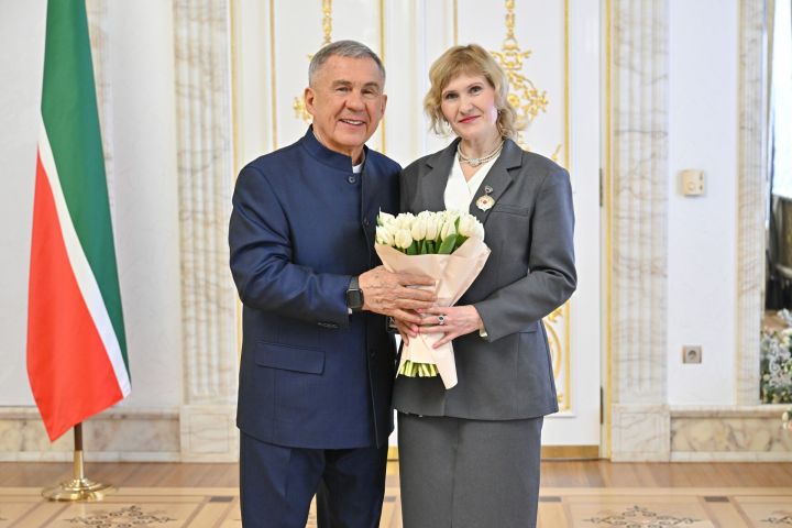 Рустам Минниханов мартăн 8-мӗшӗ умӗн пултаруллă хӗрарăмсене патшалăх наградисемпе чысларӗ