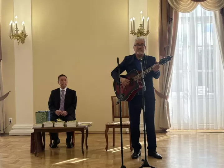 Ульяновск хулинчи Кӗнеке керменӗнче Н.Ларионов çыравçăн пуларулăх каçӗ иртрӗ