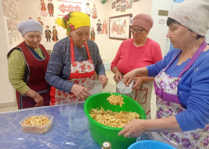 Упи тăрăхӗнче пурăнакансем салтаксене пулăшаççӗ