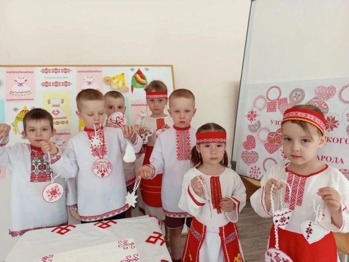 Нурлатри «Родничок» садике çӳрекен ачасем чăваш тӗррипе паллашнă