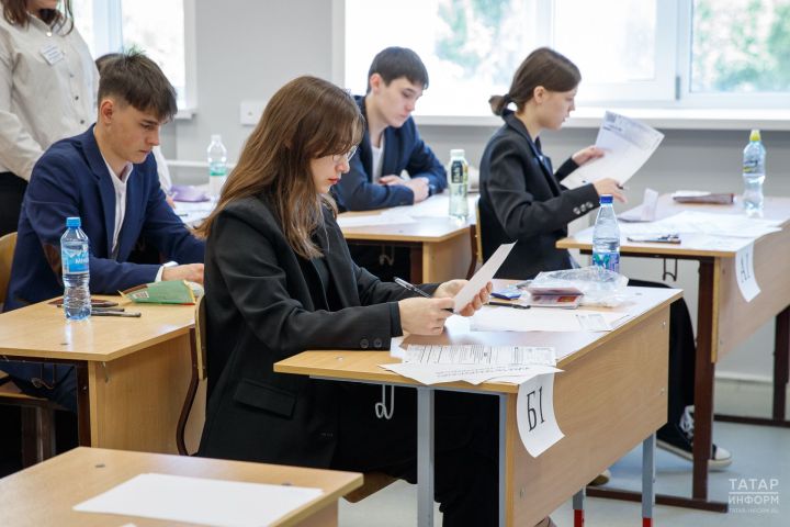 Ешӗлвар хулинче Пӗрлехи патшалăх экзаменӗнче 100 балл пухнă ачасене 100 пин тенкӗ парса хавхалантарӗç