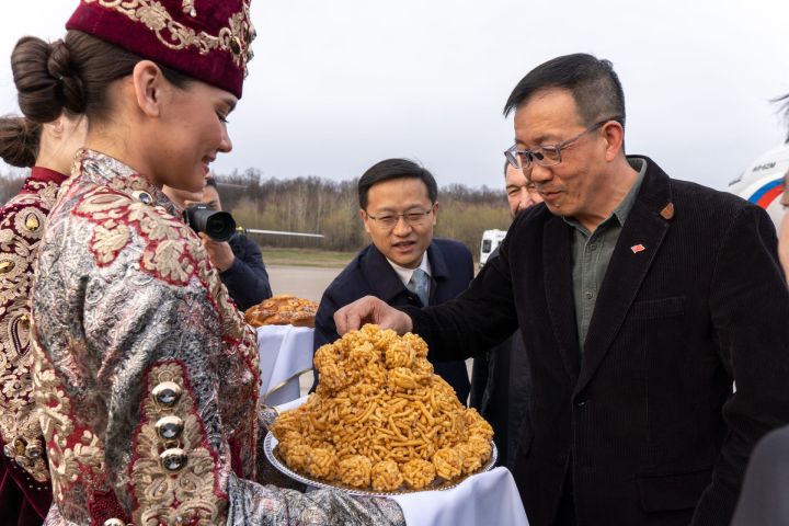 Китайăн Оборона министрӗ Дун Цзюнь Хусана та çитнӗ