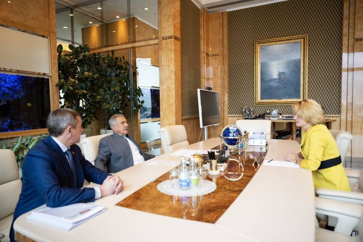 Рустам Минниханов Оксана Лутпа тӗл пулнă