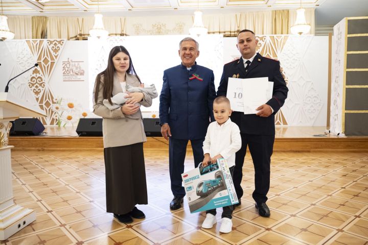 Рустам Миннихановпа мăшăрӗ  республикăри чи тӗслӗхлӗ çемьесемпе тӗл пулнă