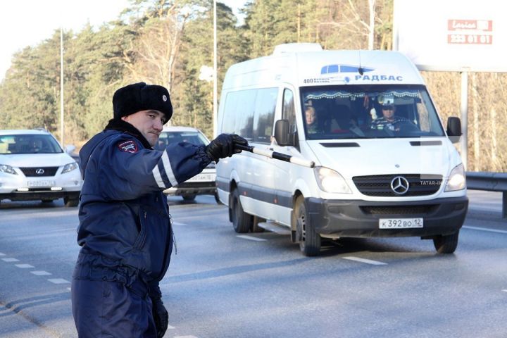 За два часа рейда в Казани сотрудники ГИБДД поймали 22 нарушителя за рулем автобусов
