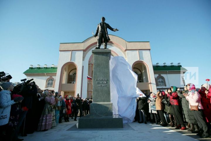 В Уфе открыли 8-метровый памятник поэту Габдулле Тукаю